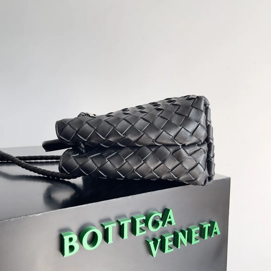 The 2023 new Andiamo batch of 1860 BV has been shipped‼ ️Really popular🔥The new Andiamo woven handbag launched by Bottega Veneta this season is really popular all over the world! ! Celebrities at home and abroad have worn it, and Oscar-winning actress Michelle Yeoh has taken it out on the street. Song Jia, Trai Yara, Yu Feihong, Sanji Ayaka, Rosie Hunting-Whiteley, Yoshioka Riho, etc. have all picked up this bag. It is classic and versatile, showing off its temperament, and the bag capacity is also large, which is very convenient for daily commuting! ! A variety of carrying methods, the shoulder straps can be adjusted by yourself, the original lambskin feels soft and delicate, and the neutral style is made to break gender boundaries and bring a more practical and longer-lasting use experience. Andiamo, which has both elegant and casual styles, perfectly interprets the true appearance of "fashionable old money style". Style number: 743568 Size: 25*22*10.5cm